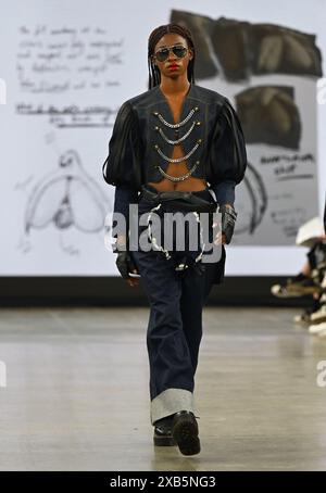 Einzelausstellung: Liverpool John Moores University und London College for Design & Fashion, Vietnam Catwalk Credit: Siehe Li/Picture Capital/Alamy Live News Stockfoto