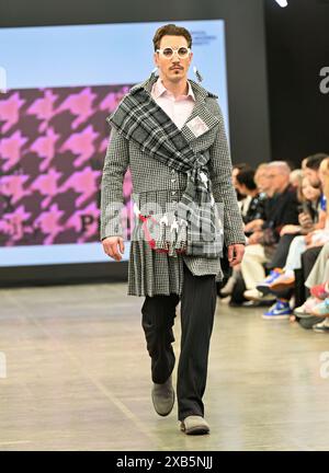 Einzelausstellung: Liverpool John Moores University und London College for Design & Fashion, Vietnam Catwalk Credit: Siehe Li/Picture Capital/Alamy Live News Stockfoto