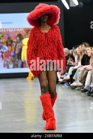 Einzelausstellung: Liverpool John Moores University und London College for Design & Fashion, Vietnam Catwalk Credit: Siehe Li/Picture Capital/Alamy Live News Stockfoto