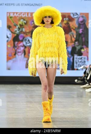 Einzelausstellung: Liverpool John Moores University und London College for Design & Fashion, Vietnam Catwalk Credit: Siehe Li/Picture Capital/Alamy Live News Stockfoto