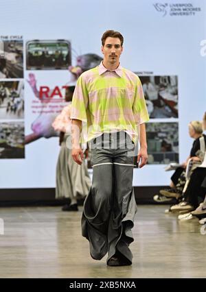 Einzelausstellung: Liverpool John Moores University und London College for Design & Fashion, Vietnam Catwalk Credit: Siehe Li/Picture Capital/Alamy Live News Stockfoto