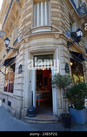 Paris, Frankreich-07. Juni 2024 : die traditionelle französische Bäckerei und Konditorei Invalides befindet sich in der Villars Avenue im 7. Bezirk von Paris, Frankreich. Stockfoto