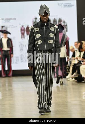 Einzelausstellung: Liverpool John Moores University und London College for Design & Fashion, Vietnam Catwalk Credit: Siehe Li/Picture Capital/Alamy Live News Stockfoto