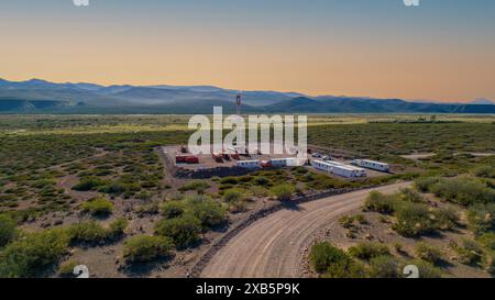 Zugausrüstung im Ölfeld bei Sonnenuntergang. Stockfoto
