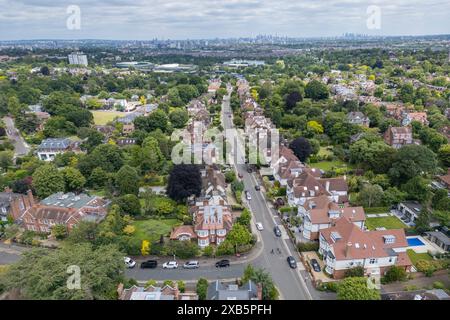 Blick aus der Vogelperspektive entlang der Marryat Road in Richtung Osten in Richtung All England Lawn Tennis Club in Wimbledon mit der Skyline von Central London in der Ferne. Stockfoto