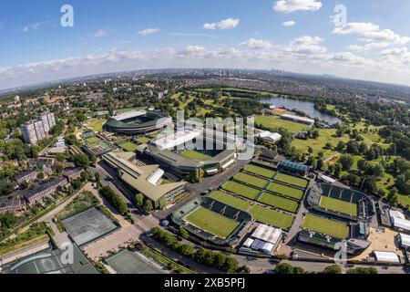 Weitwinkelansicht aller England Lawn Tennis Club (oder AELTC) in Wimbledon, London, SW19, Großbritannien. Stockfoto