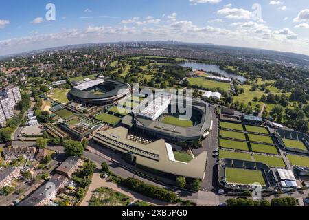 Weitwinkelansicht des Centre Court (R) und des No.1 Court (L) im All England Lawn Tennis Club oder AELTC in Wimbledon, London, SW19, UK. Stockfoto
