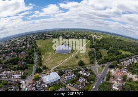 Weitwinkelansicht (verzerrt) von Rushmere Pond auf Wimbledon Common & Putney Common, Wimbledon, SW19, London, Großbritannien. Stockfoto