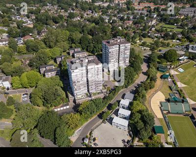 Blick aus der Vogelperspektive auf die Turmblöcke Burghley House (L) und Somerset House (R) auf dem Oakfield Anwesen, einem Wohngebiet von Wimbledon, SW19, London, Großbritannien. Stockfoto