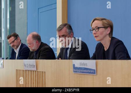 Friedensgutachten 2024 vorgestellt 10. Juni 2024 Deutschland, Berlin - Bundespressekonferenzzum Friedensgutachten 2024. Im Bild v.l. Prof. Dr. Conrad Schetter, Bonn International Centre for Conflict Studies BIIC, Prof. Dr. Tobias Diebel, Institut für Entwicklung und Frieden INEF der Universität Duisburg-Essen, Prof. Dr. Christopher Daase, PRIF - Leibniz-Institut für Friedens- und Konfliktforschung, und Prof. Dr. Ursula Schröder, Institut für Friedensforschung und Sicherheitspolitik an der Universität Hamburg IFSH. *** Friedensbericht 2024 präsentiert 2024 06 10 Deutschland, Berlin Bundespressekonferenz Stockfoto