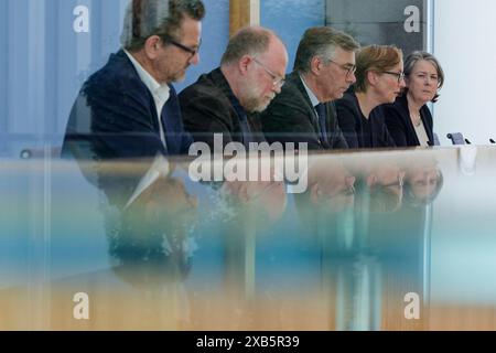 Friedensgutachten 2024 vorgestellt 10. Juni 2024 Deutschland, Berlin - Bundespressekonferenzzum Friedensgutachten 2024. Im Bild v.l. Prof. Dr. Conrad Schetter, Bonn International Centre for Conflict Studies BIIC, Prof. Dr. Tobias Diebel, Institut für Entwicklung und Frieden INEF der Universität Duisburg-Essen, Prof. Dr. Christopher Daase, PRIF - Leibniz-Institut für Friedens- und Konfliktforschung, und Prof. Dr. Ursula Schröder, Institut für Friedensforschung und Sicherheitspolitik an der Universität Hamburg IFSH. *** Friedensbericht 2024 präsentiert 2024 06 10 Deutschland, Berlin Bundespressekonferenz Stockfoto