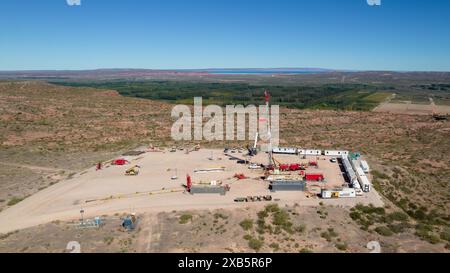 Zugausrüstung. Wartung der Ölbohrungen in Vaca Muerta (Argentinien). Stockfoto