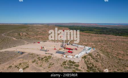 Zugausrüstung. Wartung der Ölbohrungen in Vaca Muerta (Argentinien). Stockfoto