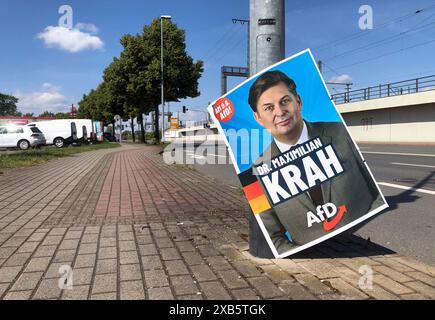 Erfurt, Deutschland. Juni 2024. Ein Wahlplakat, das den AfD-Politiker Maximilian Krah zeigt, hängt an einem Lampenpfosten am Boden. Krah wird nicht Teil der künftigen AfD-Delegation im Europäischen Parlament sein. Auf ihrer konstituierenden Sitzung stimmten die neu gewählten Abgeordneten für einen Antrag, Krah nicht einzubeziehen, wie er selbst angekündigt hatte. Die Europawahlen begannen am 6. Juni und die Wahlen in Deutschland fanden am 9. Juni statt. Quelle: Martin Schutt/dpa/Alamy Live News Stockfoto