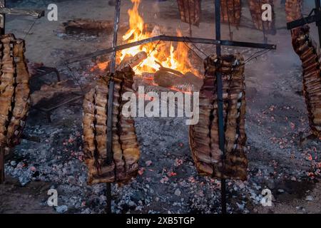 Asado, traditionelles Grillgericht in Argentinien, gebratenes Fleisch auf einem gekreuzten vertikalen Grills gekocht Stockfoto