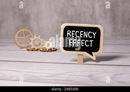 Notizblock mit dem Text „Recency Effect“ und dem Diagramm auf dem Schreibtisch. Gedächtnis- und Lagebeziehung, psychologisches Konzept. Stockfoto