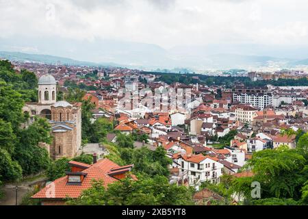 SPC serbische orthodoxe Kirche „Sveti Spas“ und Blick über die Stadt Prizren im Kosovo Stockfoto