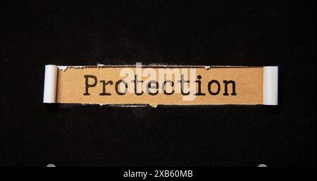 SCHÜTZEN SIE SICH mit Notizbuch auf gelbem Papier. Stockfoto