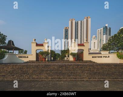 Jakarta, Indonesien - 8. Mai 2024. Eine Steintreppe führt zum Eingang von Ereveld, dem niederländischen Kriegsdenkmal Menteng Pulo. Stockfoto