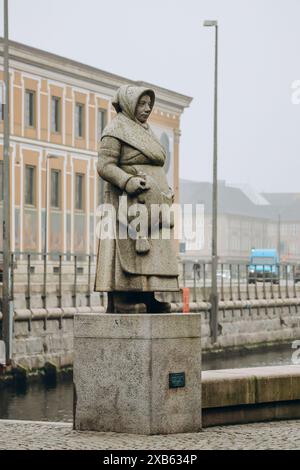 Fishwife (Dänisch: Fiskerkone), eine Granitstatue einer Fischfrau aus dem Jahr 1940 am Gammel Strand in Kopenhagen, Dänemark Stockfoto