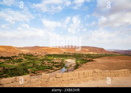 Ein grünes Oasental in Marokko in der Nähe von Ait Ben Haddou Stockfoto