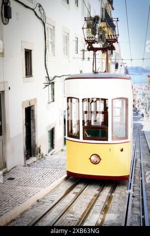 Eine Standseilbahn des historischen Elevador da Bica in Lissabon steht leer an der Bergstation Stockfoto