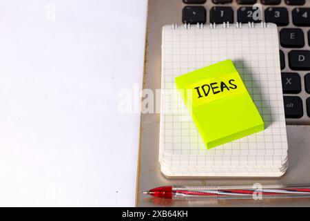 Großartiges Ideenkonzept: Schreiben Sie „Ideen“ auf Haftnotizen über dem Notizbuch mit Kopierraum Stockfoto
