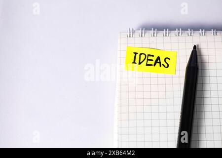 Großartiges Ideenkonzept: Schreiben Sie „Ideen“ auf Haftnotizen über dem Notizbuch mit Kopierraum Stockfoto