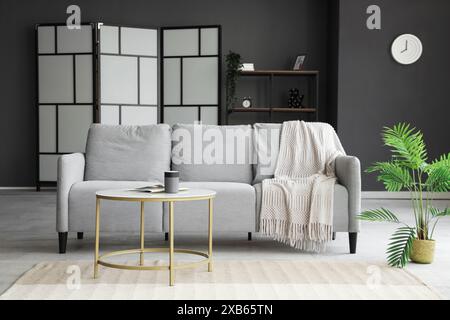 Inneneinrichtung des modernen Wohnzimmers mit Sofa und Luftbefeuchter auf dem Tisch Stockfoto