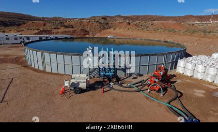 Vaca Muerta, Argentinien, 24. Dezember 2015: Wasser- und Sandtank in Beuteln, zum hydraulischen Fracturing von unkonventionellem Öl. Stockfoto