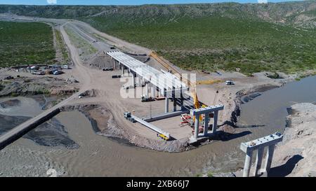 Luftaufnahme des Autobahnbrückenbaus. Stockfoto