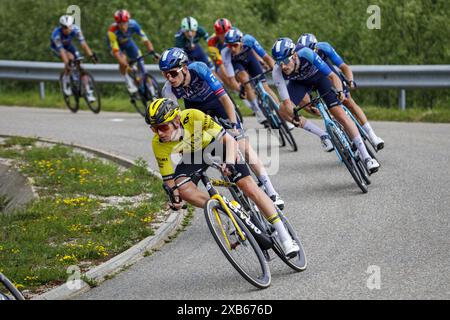 Etappe 8 des jährlichen Rennens Critérium du Dauphiné 2024, mit Start in Thônes und Ziel auf Plateau des Glières. Das Critérium du Dauphiné, vor 2010 Critérium du Dauphiné Libéré, ist ein jährlich stattfindendes Radrennen in der Region Dauphiné im Südosten Frankreichs. Das Rennen findet in der ersten Junihälfte acht Tage lang statt. Stockfoto