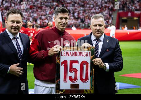 Warschau, Provinz Mazowien, Polen. Juni 2024. Die polnischen Stürmer Robert Lewandowski (Mitte), der Präsident des Polnischen Fußballverbandes (PZPN) Cezary Kulesza (rechts), der Generalsekretär des Polnischen Fußballverbandes (PZPN) Lukasz Wachowski (links) halten ein symbolisches Poster mit der Nummer 150, um Robert Lewandowskis 150. Spiel für die polnische Nationalmannschaft zu feiern. vor dem internationalen Freundschaftsfußballspiel zwischen Polen und der Türkei im Nationalstadion in Warschau. Quelle: ZUMA Press, Inc./Alamy Live News Stockfoto