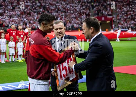 Warschau, Provinz Mazowien, Polen. Juni 2024. Die polnischen Stürmer Robert Lewandowski (links), der Präsident des Polnischen Fußballverbandes (PZPN) Cezary Kulesza (Mitte), der Generalsekretär des Polnischen Fußballverbandes (PZPN) Lukasz Wachowski (rechts) halten ein symbolisches Poster mit der Nummer 150, um Robert Lewandowskis 150. Spiel für die polnische Nationalmannschaft zu feiern. vor dem internationalen Freundschaftsfußballspiel zwischen Polen und der Türkei im Nationalstadion in Warschau. Quelle: ZUMA Press, Inc./Alamy Live News Stockfoto