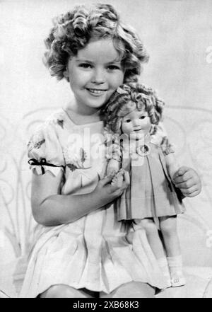 Der Kinderstar Shirley Temple hält eine Puppe in ihrem Gleichnis. Die 1934 erschienene Puppe wurde schnell zur meistverkauften Puppe. Stockfoto