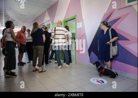 Athen, Griechenland. Juni 2024. Wähler stehen in einer Wahlstation. Die Wähler in 27 Ländern der Europäischen Union gehen zwischen dem 6. Und 9. Juni zur Wahl der Mitglieder des Europäischen Parlaments. (Foto von Dimitris Aspiotis/Pacific Press) Credit: Pacific Press Media Production Corp./Alamy Live News Stockfoto