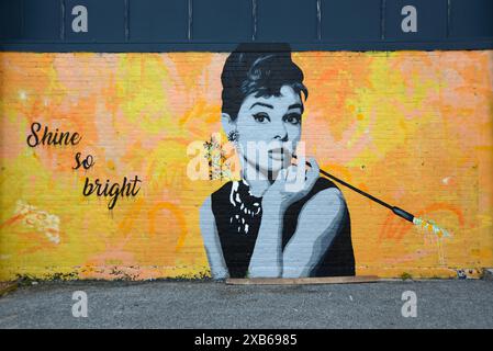 CHRISTCHURCH, NEUSEELAND, 1. MÄRZ 2023, Ein stilvolles Porträt der Hollywood-Schauspielerin Audrey Hepburn ziert eine Mauer auf einem Parkplatz im Stadtzentrum. Stockfoto