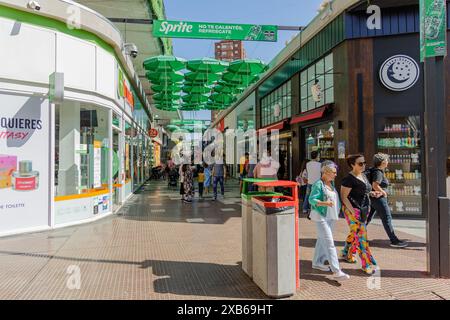 Buenos Aires, Argentinien - 17. März 2024: Menschen gehen durch das Einkaufszentrum von Chinatown in der Stadt Buenos Aires. Stockfoto