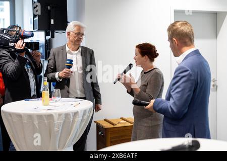 Eröffnung des neuen WDR Landesstudio Bonn 10.06.2024 Gesprächsrunde mit Redaktionsleiter Jochen DUCHROW, Oberbürgermeisterin Stadt Bonn Katja DÖRNER und Landrat Euskirchen Markus RAMERS - nach 17 Jahren zog das Landesstudio Bonn des WDR Westdeutscher Rundfunk vom ehemaligen ZDF Hauptstadtstudio in einem neu errichteten Bürokomplex in Bonn-Friesdorf. Parallel zur Ausstrahlung der ersten Ausgabe der Lokalzeit Bonn in HD fand in den Redaktionsräumen die Eröffnungsfeier statt. Bonn Friesdorf Nordrhein-Westfalen Deutschland *** Eröffnung des neuen WDR-Regionalstudios in Bonn 10 06 2024 Runder Tisch W Stockfoto