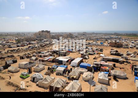 Gaza. Juni 2024. Das Foto vom 10. Juni 2024 zeigt Zelte für vertriebene Palästinenser im Gebiet al-Mawasi im südlichen Gazastreifen Khan Younis. Am 7. Mai weitete das israelische Militär seine Operationen in Rafah aus und leitete über 1,5 Millionen Palästinenser an, nach Khan Younis und anderen zentralen Gaza-Gebieten zu ziehen. Das Hilfswerk der Vereinten Nationen für Palästinaflüchtlinge im Nahen Osten (UNRWA) schätzt, dass in diesen Gebieten derzeit etwa 1,7 Millionen Menschen untergebracht sind. Quelle: Rizek Abdeljawad/Xinhua/Alamy Live News Stockfoto