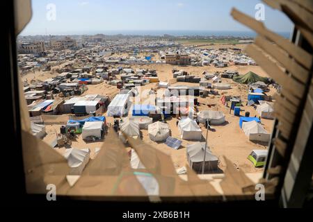 Gaza. Juni 2024. Das Foto vom 10. Juni 2024 zeigt Zelte für vertriebene Palästinenser im Gebiet al-Mawasi im südlichen Gazastreifen Khan Younis. Am 7. Mai weitete das israelische Militär seine Operationen in Rafah aus und leitete über 1,5 Millionen Palästinenser an, nach Khan Younis und anderen zentralen Gaza-Gebieten zu ziehen. Das Hilfswerk der Vereinten Nationen für Palästinaflüchtlinge im Nahen Osten (UNRWA) schätzt, dass in diesen Gebieten derzeit etwa 1,7 Millionen Menschen untergebracht sind. Quelle: Rizek Abdeljawad/Xinhua/Alamy Live News Stockfoto