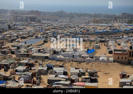Gaza. Juni 2024. Das Foto vom 10. Juni 2024 zeigt Zelte für vertriebene Palästinenser im Gebiet al-Mawasi im südlichen Gazastreifen Khan Younis. Am 7. Mai weitete das israelische Militär seine Operationen in Rafah aus und leitete über 1,5 Millionen Palästinenser an, nach Khan Younis und anderen zentralen Gaza-Gebieten zu ziehen. Das Hilfswerk der Vereinten Nationen für Palästinaflüchtlinge im Nahen Osten (UNRWA) schätzt, dass in diesen Gebieten derzeit etwa 1,7 Millionen Menschen untergebracht sind. Quelle: Rizek Abdeljawad/Xinhua/Alamy Live News Stockfoto
