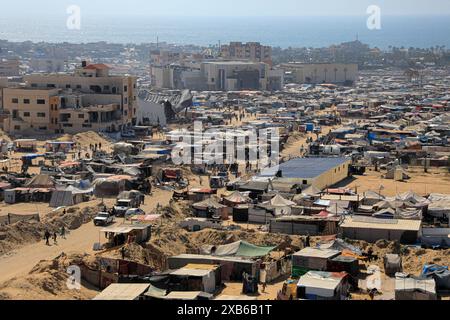 Gaza. Juni 2024. Das Foto vom 10. Juni 2024 zeigt Zelte für vertriebene Palästinenser im Gebiet al-Mawasi im südlichen Gazastreifen Khan Younis. Am 7. Mai weitete das israelische Militär seine Operationen in Rafah aus und leitete über 1,5 Millionen Palästinenser an, nach Khan Younis und anderen zentralen Gaza-Gebieten zu ziehen. Das Hilfswerk der Vereinten Nationen für Palästinaflüchtlinge im Nahen Osten (UNRWA) schätzt, dass in diesen Gebieten derzeit etwa 1,7 Millionen Menschen untergebracht sind. Quelle: Rizek Abdeljawad/Xinhua/Alamy Live News Stockfoto