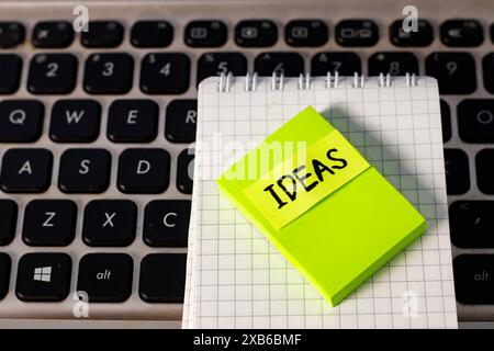 Großartiges Ideenkonzept: Schreiben Sie „Ideen“ auf Haftnotizen über dem Notizbuch mit Kopierraum Stockfoto
