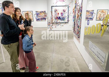 Miami Florida, Art Miami Contemporary Fair, Art Basel Week, innen innen drinnen, Kunstgalerien Gemälde Verkauf Ausstellung, Familie Vater Mutter Eltern Stockfoto