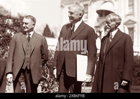 Dr. Charles Mayo (Mitbegründer der Mayo Clinic), Präsident Warren G. Harding und Dr. Charles E. Sawyer (Arzt des Präsidenten) am 25. Mai 1921 im Weißen Haus in Washington, D.C. Stockfoto