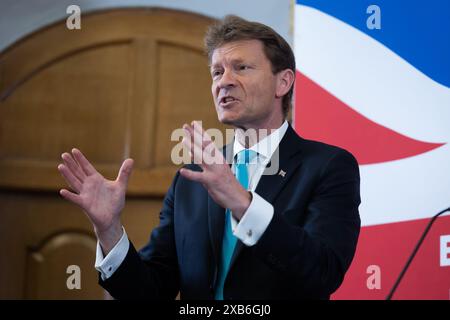 London, Großbritannien. Juni 2024. Richard Tice, Vorsitzender der Reform UK, spricht während der wirtschaftspolitischen Einleitung der Partei im Church House in London. Die Reform schlägt Maßnahmen vor, die die Erholung, das Wachstum und den wirtschaftlichen Optimismus der Öffentlichkeit und der Unternehmen fördern und ihre Zusage bekräftigen, die Einkommensteuerschwelle auf 000 £ anzuheben. Quelle: SOPA Images Limited/Alamy Live News Stockfoto