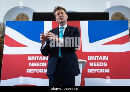 London, Großbritannien. Juni 2024. Richard Tice, Vorsitzender der Reform UK, spricht während der wirtschaftspolitischen Einleitung der Partei im Church House in London. Die Reform schlägt Maßnahmen vor, die die Erholung, das Wachstum und den wirtschaftlichen Optimismus der Öffentlichkeit und der Unternehmen fördern und ihre Zusage bekräftigen, die Einkommensteuerschwelle auf 000 £ anzuheben. (Foto: Tejas Sandhu/SOPA Images/SIPA USA) Credit: SIPA USA/Alamy Live News Stockfoto