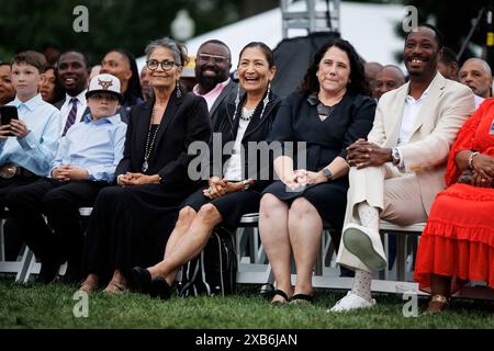 Fairfax, Usa. Juni 2024. Deb Haaland, US-Sekretärin für Inneres, Zentrum, und Isabel Casillas Guzman, Administratorin der US Small Business Administration (SBA), zweite Rechte, während eines Juneteenth-Konzerts auf dem Südrasen des Weißen Hauses in Washington, DC, USA, am Montag, den 10. Juni, 2024. im Jahr 2021 unterzeichnete Biden das Gesetz, das den Juneteenth als den neuesten Bundesfeiertag der Nation einführte. Foto: Ting Shen/Pool/ABACAPRESS. COM Credit: Abaca Press/Alamy Live News Stockfoto