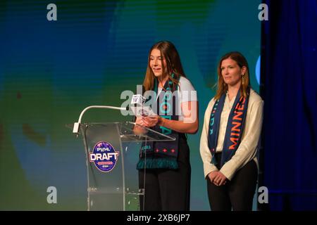 Minneapolis, Minnesota, USA. Juni 2024. TAYLOR KANE, Torwart von MN Aroura FC, gibt den 22. Pick für PWHL Boston während des PWHL Draft 2024 im Roy Wilkins Auditorium in St. Paul, Minnesota, bekannt. (Kreditbild: © Steven Garcia/ZUMA Press Wire) NUR REDAKTIONELLE VERWENDUNG! Nicht für kommerzielle ZWECKE! Quelle: ZUMA Press, Inc./Alamy Live News Stockfoto